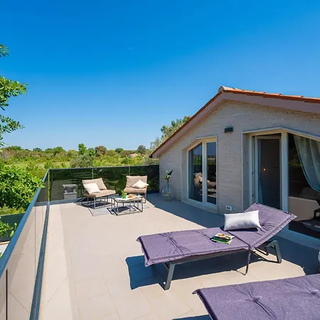 Tatil Evi Ami In Peroj - Haus Fuer 4-5 Personen *