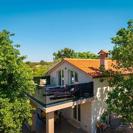 Tatil Evi Ami In Peroj - Haus Fuer 4-5 Personen *