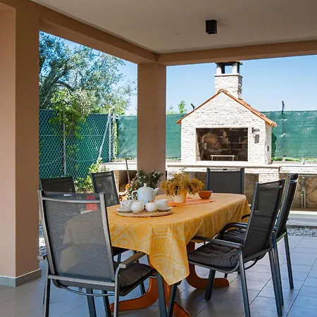 Tatil Evi Ami In Peroj - Haus Fuer 4-5 Personen