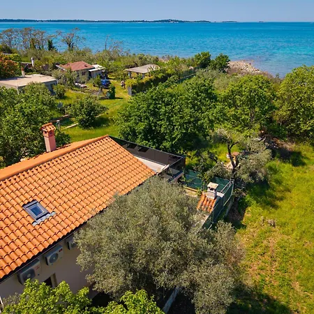 Tatil Evi Ami In Peroj - Haus Fuer 4-5 Personen *